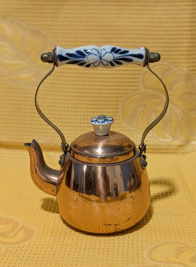 Tetera antigua latón y asa porcelana