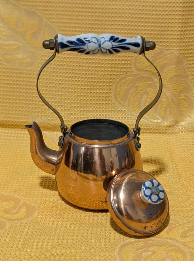 Tetera antigua latón y asa porcelana