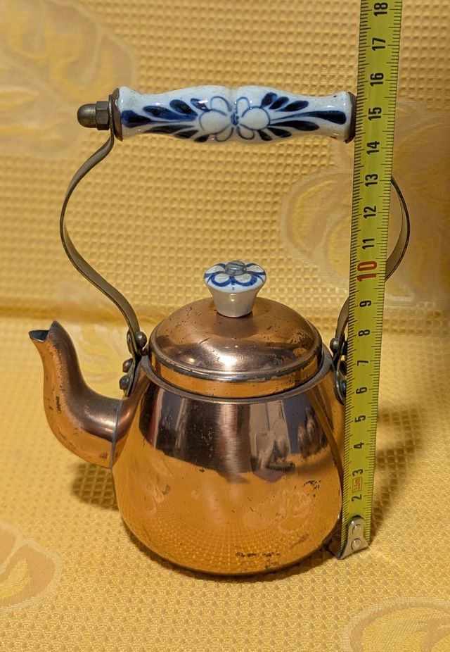 Tetera antigua latón y asa porcelana
