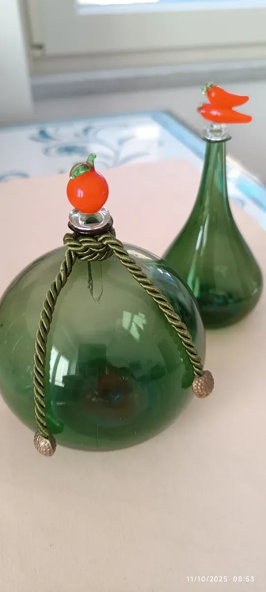 2 ampolle verdi vintage con tappo rosso