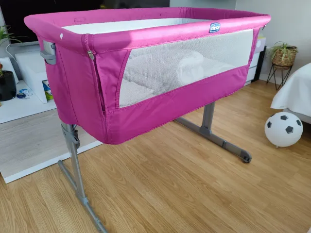 Cuna colecho Chicco Next2me color morado