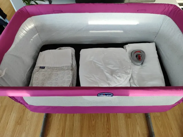 Cuna colecho Chicco Next2me color morado