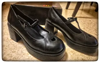 Zapatos plataforma corazón Dolls Kill 40