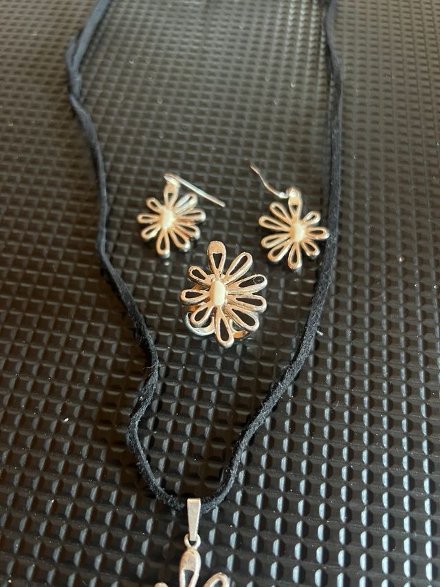 Conjunto de collar, anillo y pendientes flor