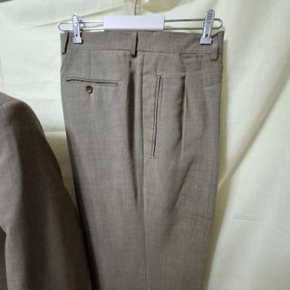 Traje de caballero beige/gris marca Leandro Bustos