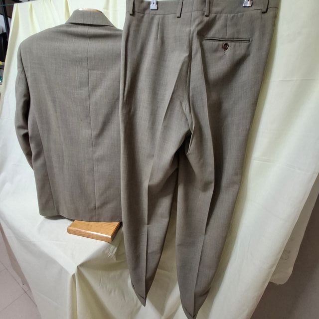 Traje de caballero beige/gris marca Leandro Bustos