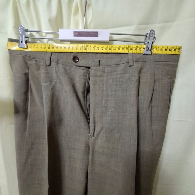 Traje de caballero beige/gris marca Leandro Bustos