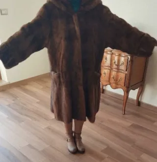 Pelliccia con cappuccio marrone