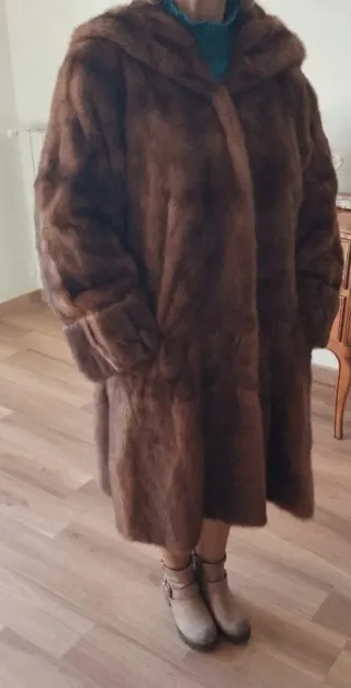 Pelliccia con cappuccio marrone