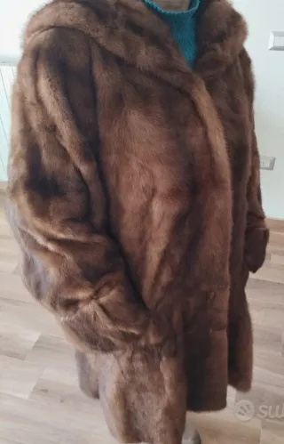 Pelliccia con cappuccio marrone