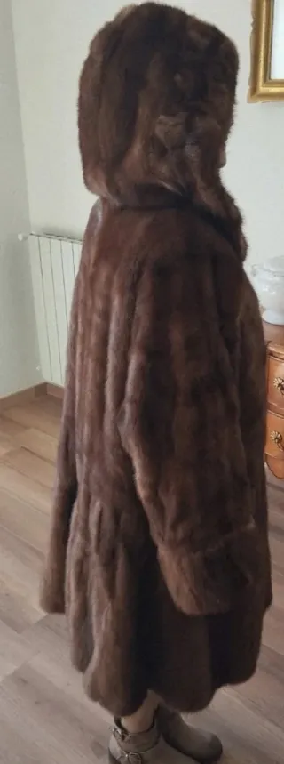 Pelliccia con cappuccio marrone