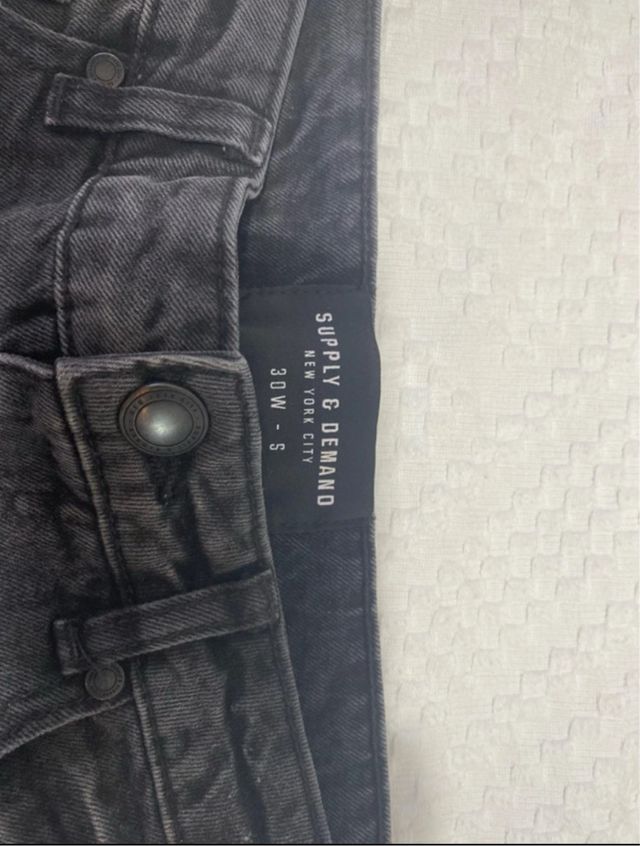 Pantalón vaquero negro roto con pintura