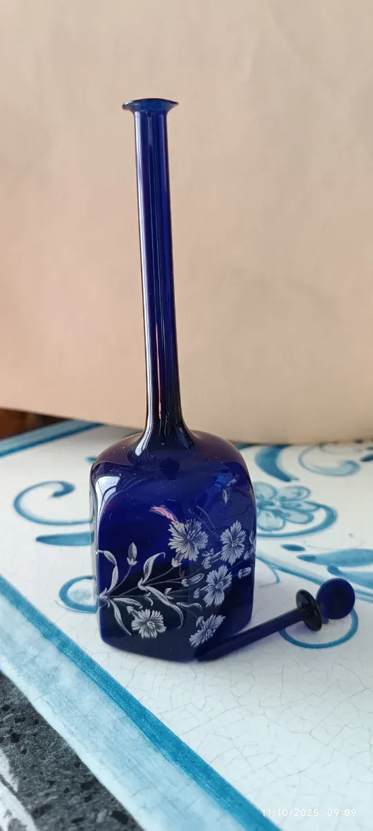 Ampolla blu con decoro floreale