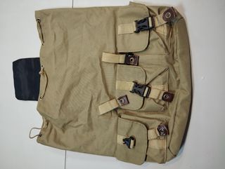 Mochila Montaña y 5 Gorras Propaganda Beige