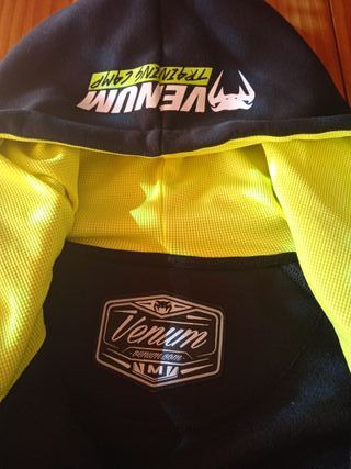 Sudadera Venum con capucha y cremallera