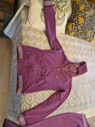 Chándal morado con capucha