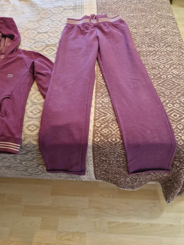 Chándal morado con capucha