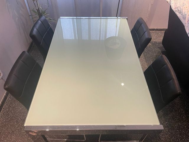 Mesa comedor cristal y 4 sillas polipiel