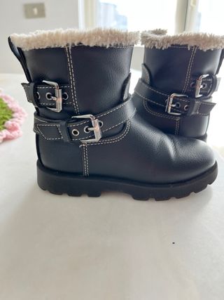 Stivaletti Zara neri con fibbie e pelliccia 24