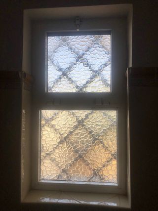 Ventana de baño con rejas