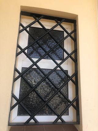 Ventana de baño con rejas