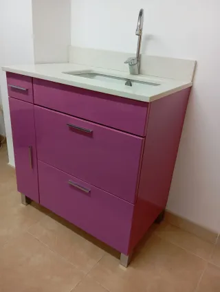 Mueble de baño morado con lavabo