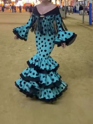 Traje de flamenca lunares azul y negro
