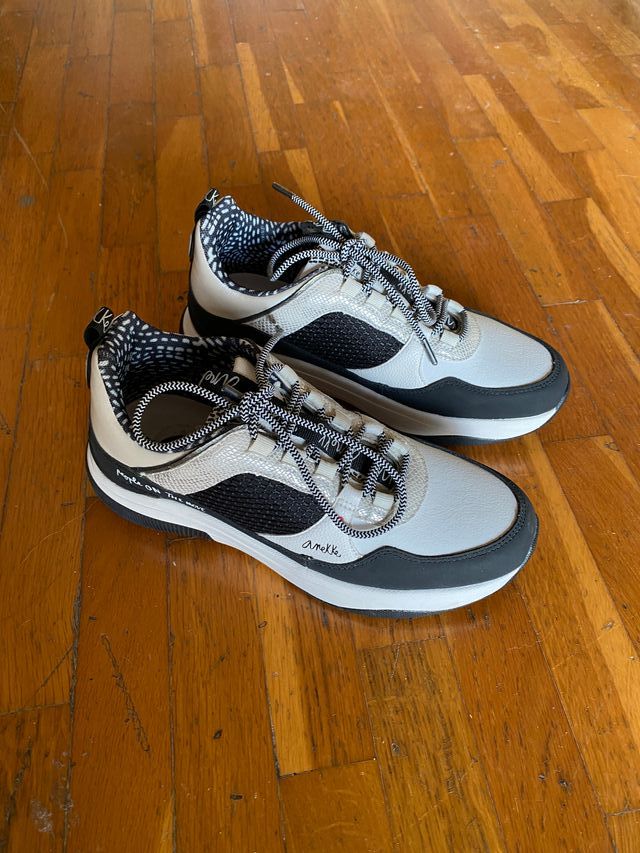 Deportivas Anekke blancas y negras