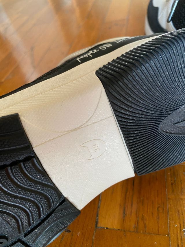 Deportivas Anekke blancas y negras