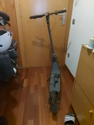 Patinete eléctrico gris tiene cargador
