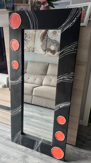 Espejo decorativo negro y naranja