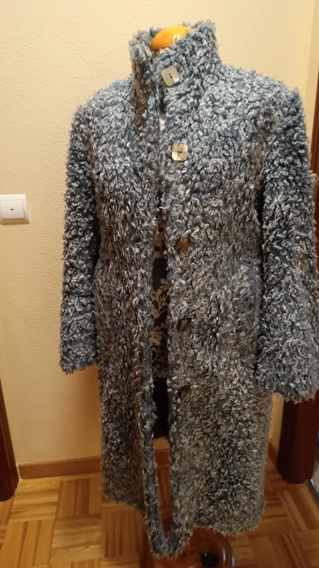 Abrigo gris de pelo sintético
