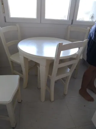Mesa y 4 sillas de comedor de madera