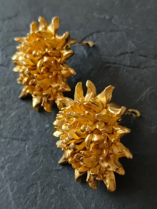 Pendientes clip girasol brutalista Didier Thebaud