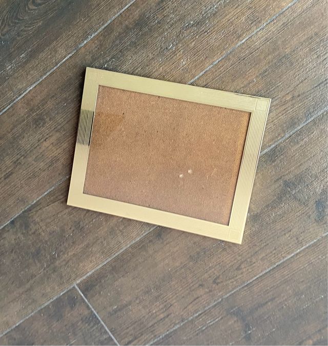 Portafoto dorato con dettagli lineari