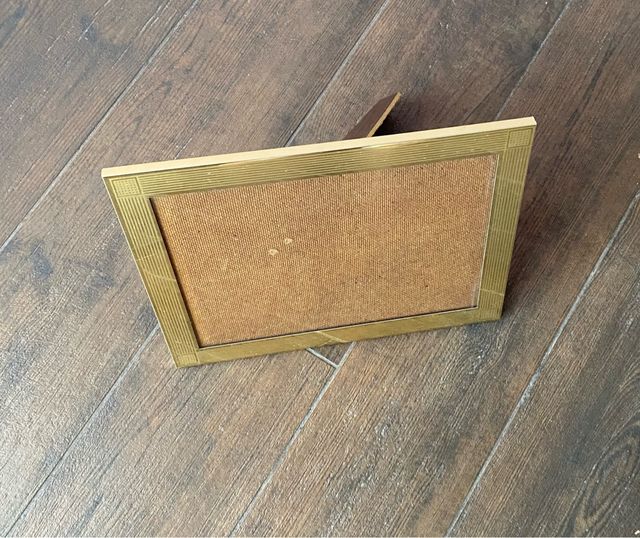 Portafoto dorato con dettagli lineari