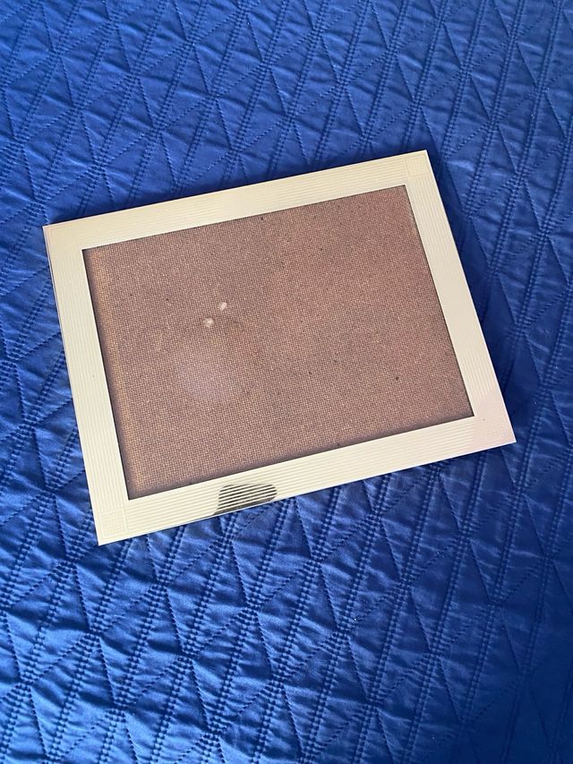 Portafoto dorato con dettagli lineari