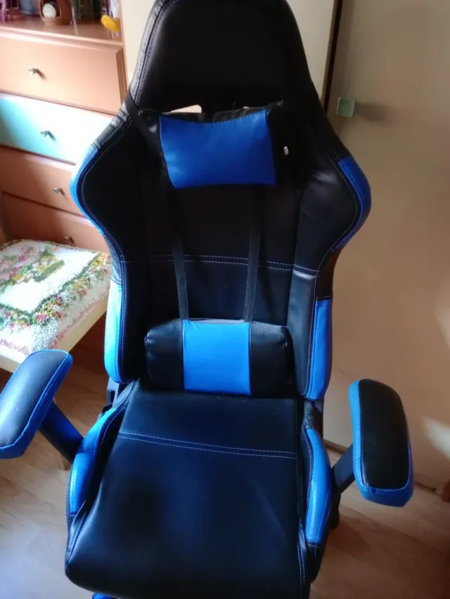 Silla de oficina ergonómica negra y azul