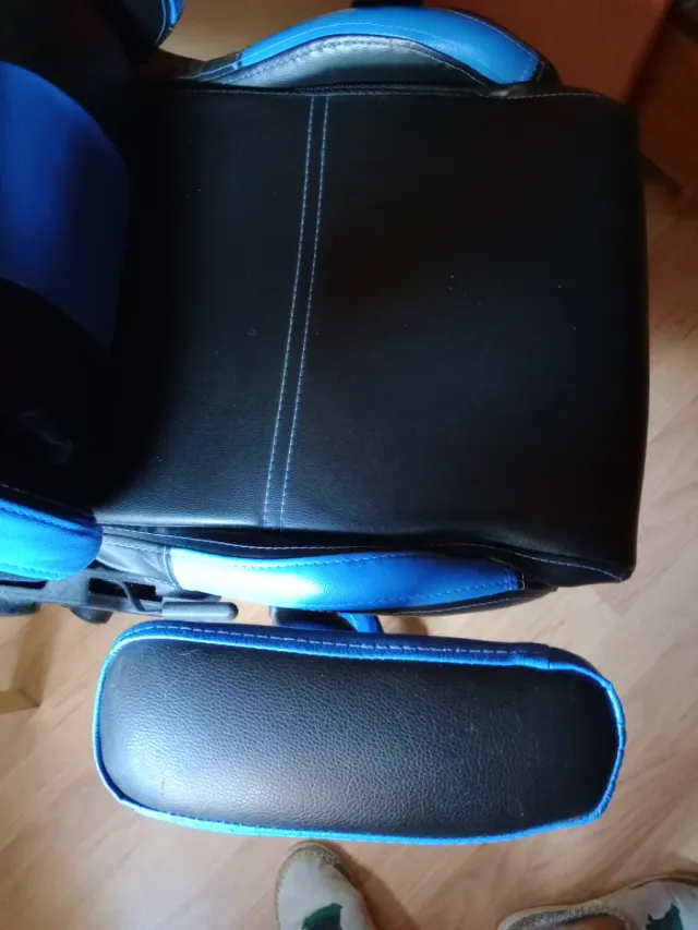 Silla de oficina ergonómica negra y azul