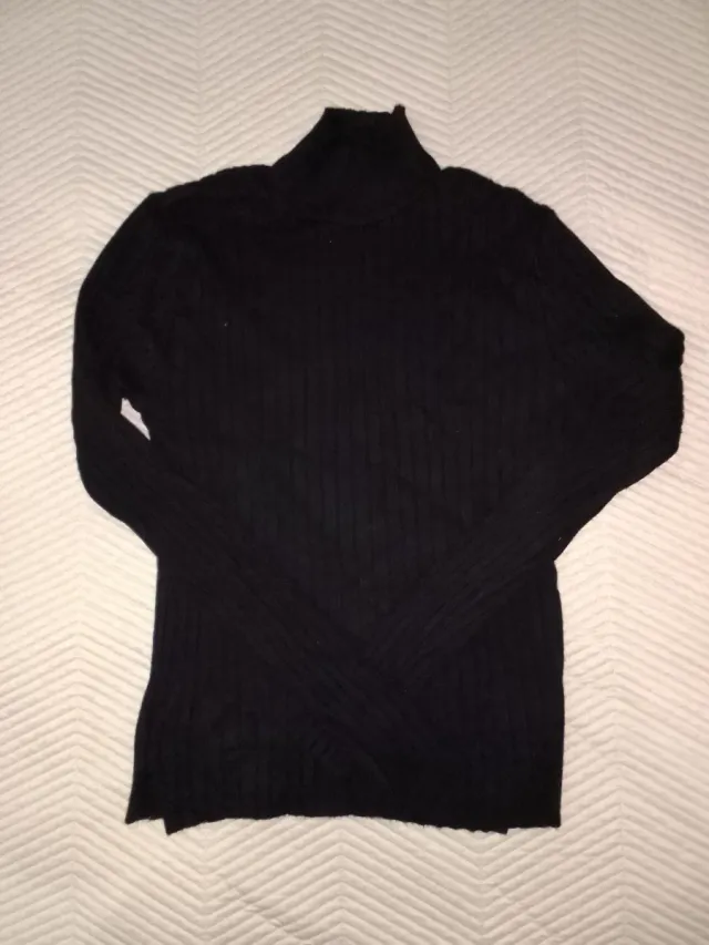 Camiseta negra de cuello alto