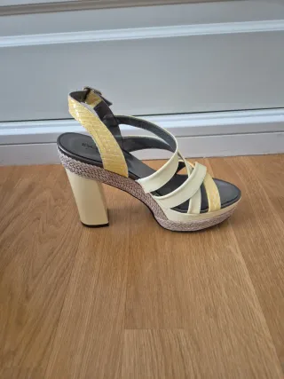Sandalias plataforma beige y amarillo