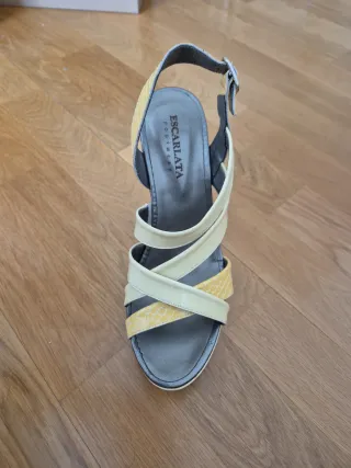 Sandalias plataforma beige y amarillo