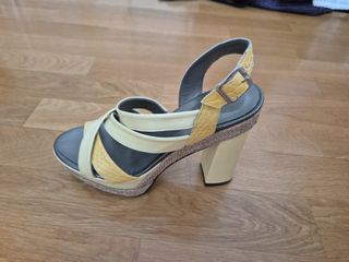 Sandalias plataforma beige y amarillo