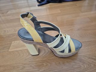 Sandalias plataforma beige y amarillo