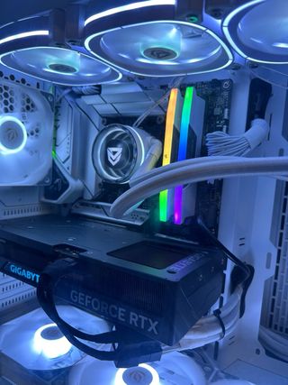 PC Gaming Potente Blanco y Multicolor