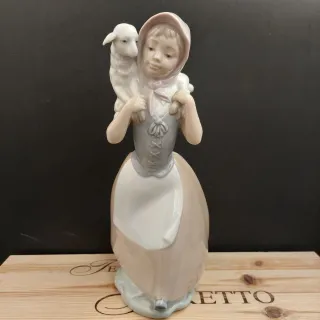 Figura LLADRÓ Niña con Cordero