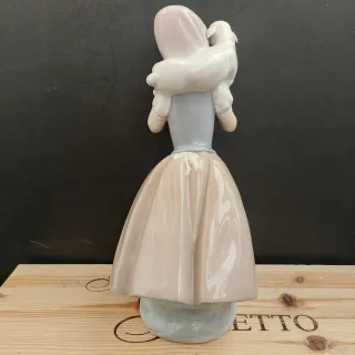 Figura LLADRÓ Niña con Cordero