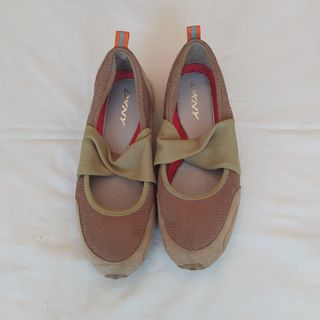Zapatillas DKNY Beige y Marrón
