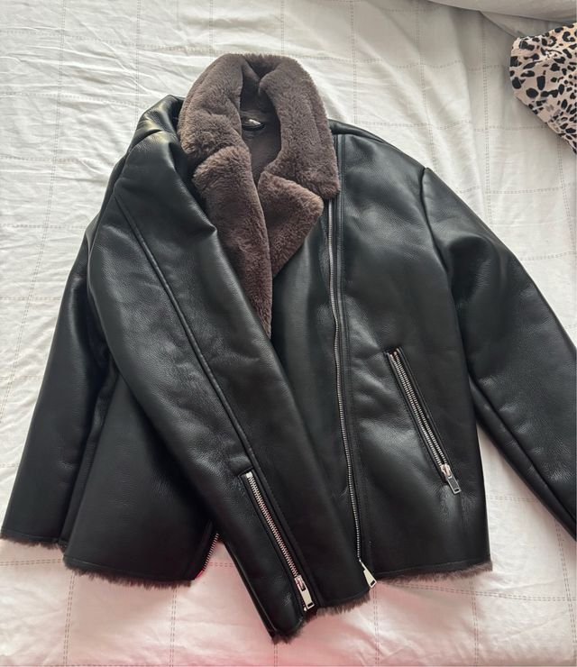 Abrigo efecto cuero con pelo interior Stradivarius