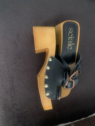 Sandalias/Zuecos Negros y Marrones